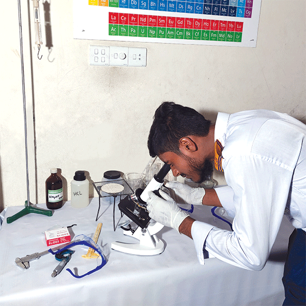বিজ্ঞান ল্যাবে শিক্ষার্থীরা