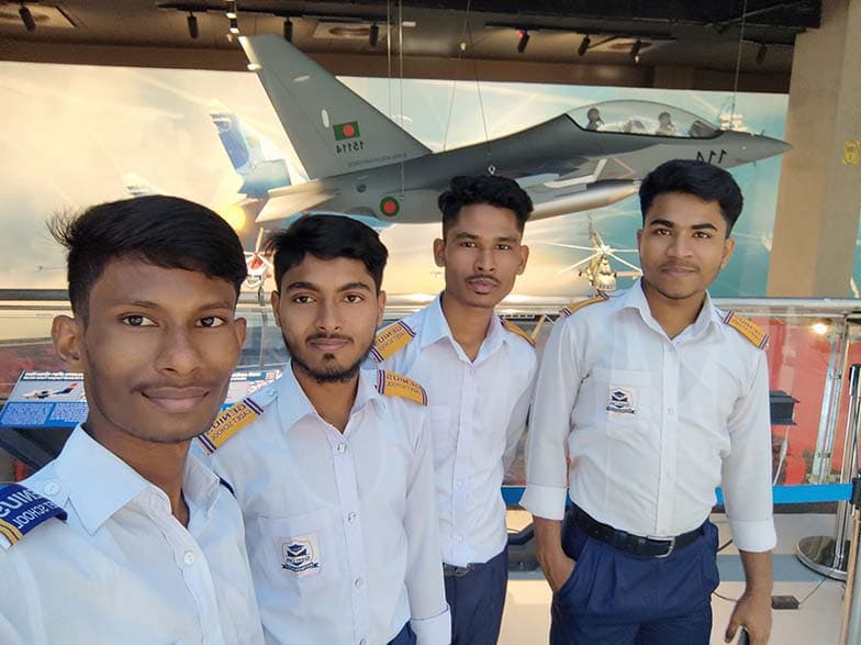 শিক্ষা সফরে শিক্ষার্থীরা