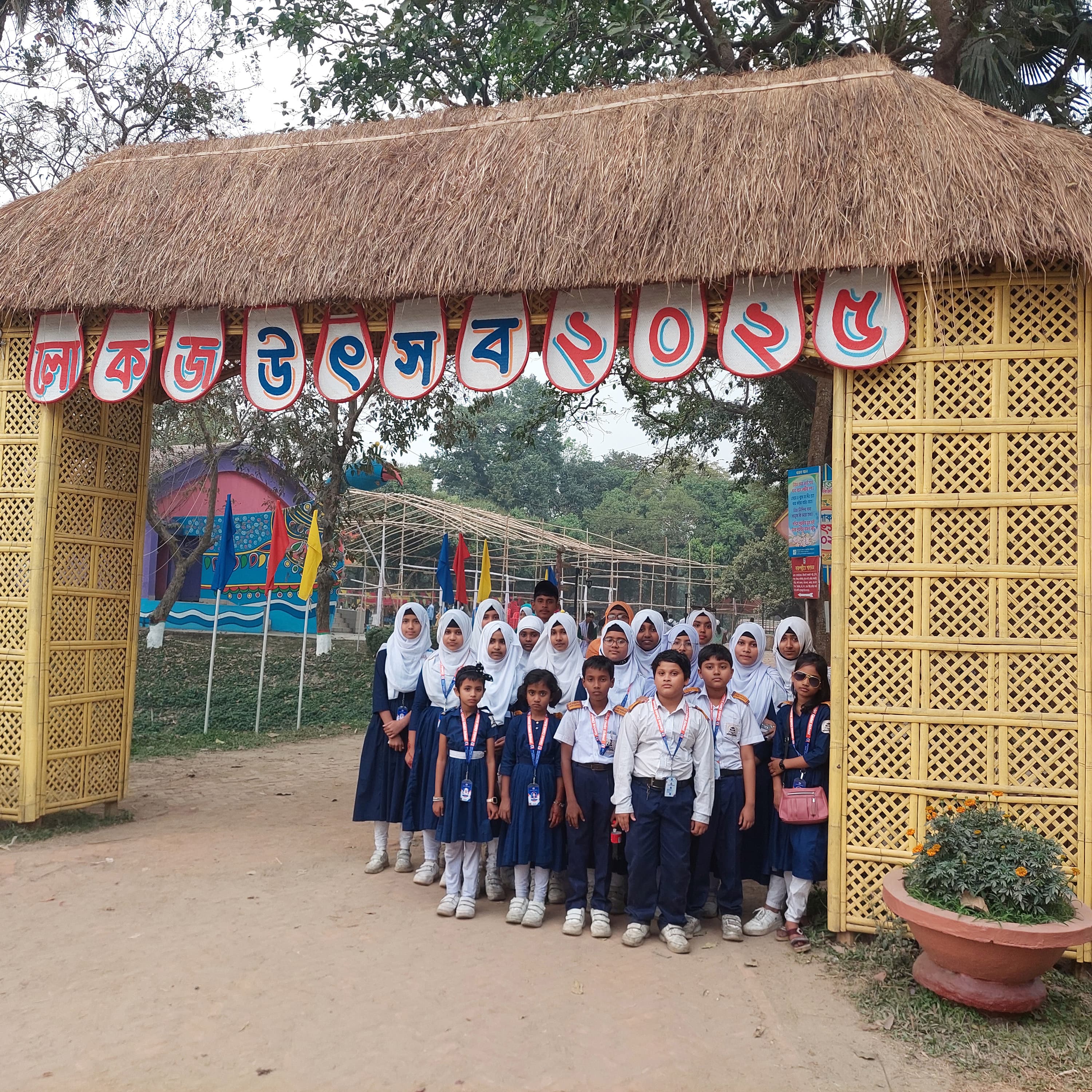 স্কুল প্রাঙ্গণে শিক্ষার্থীরা