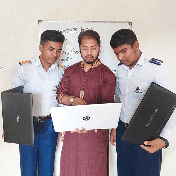 কম্পিউটার ল্যাবে শিক্ষার্থীরা