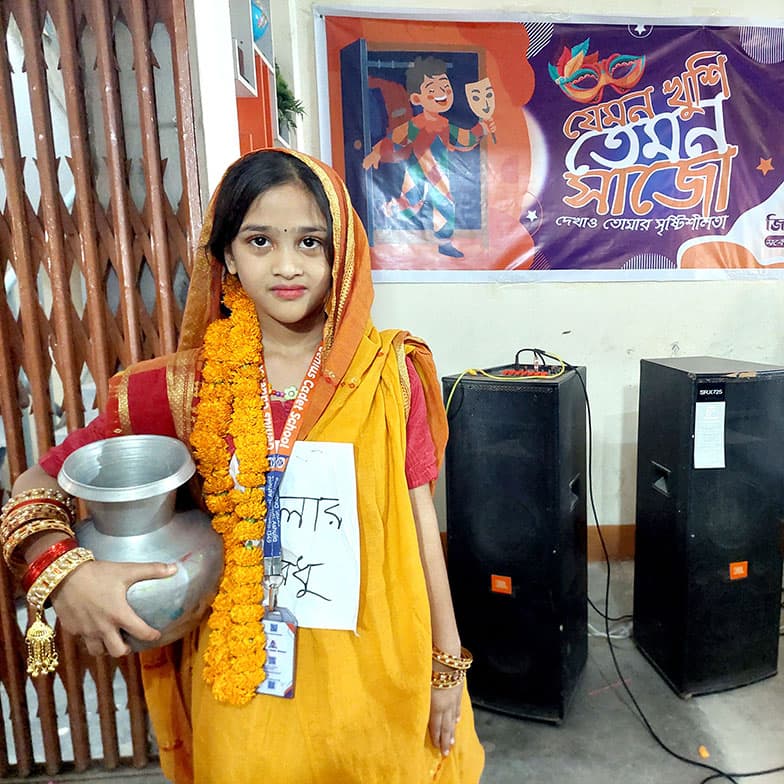 সাংস্কৃতিক অনুষ্ঠানে পরিবেশন করছে শিক্ষার্থীরা